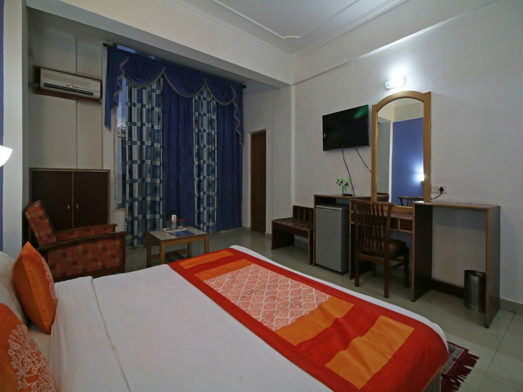 Hotel Oyo 5667 Katra Continental Exterior foto
